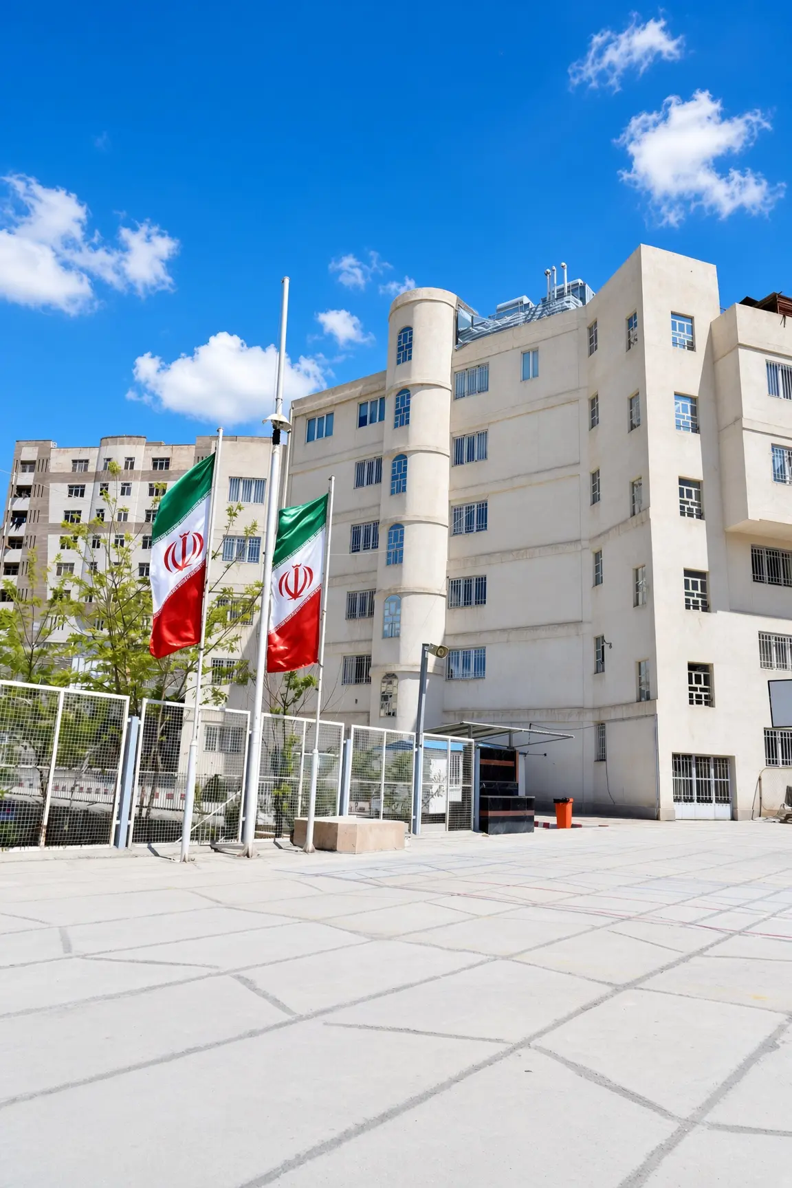 حیاط مرکزی و پرچمهای دبیرستان هوشمند